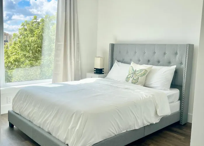 Modern Queen Room-Private Bathroom