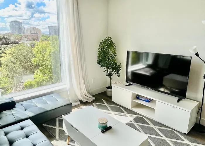 Modern Queen Room-Private Bathroom