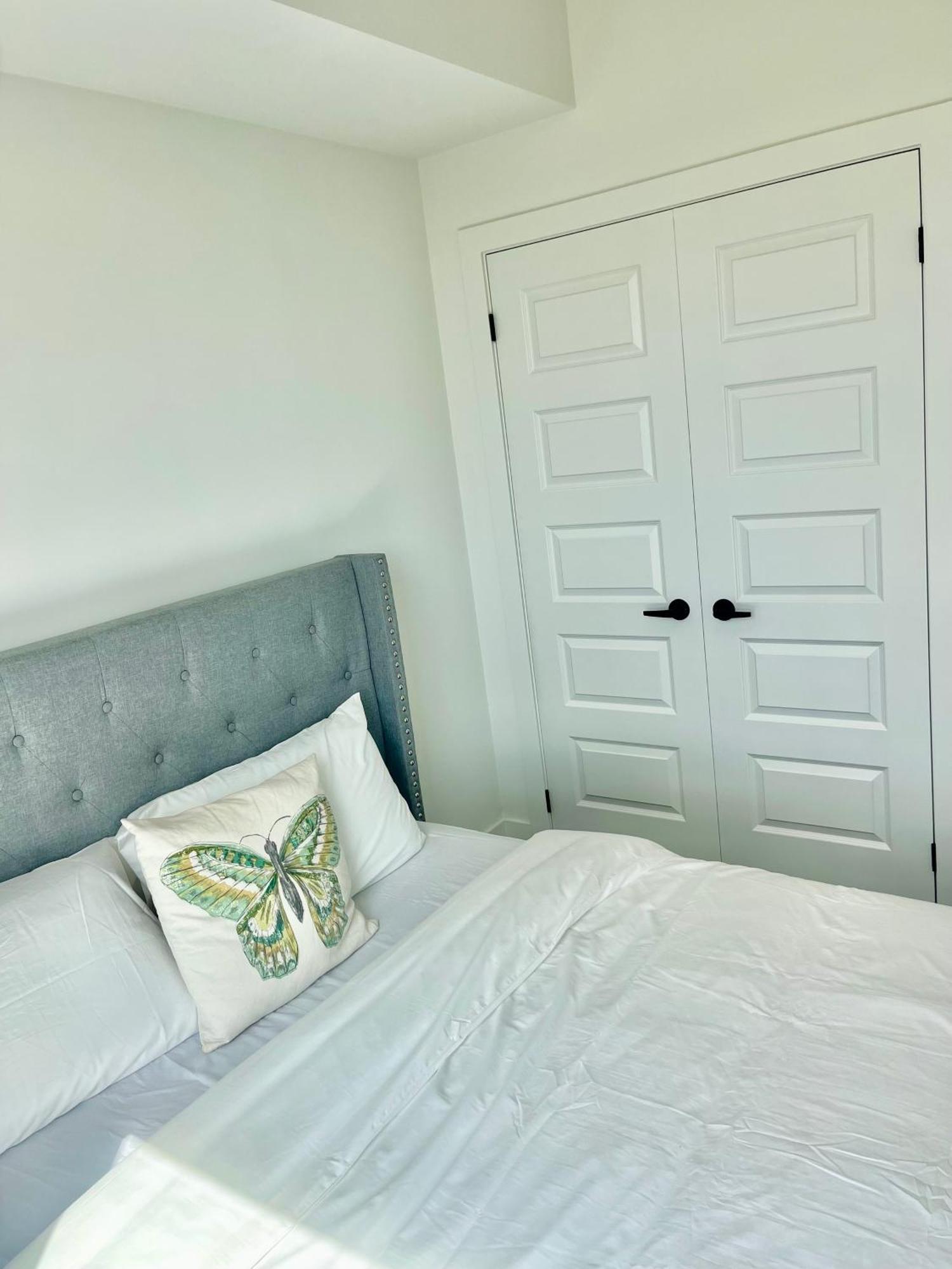 Modern Queen Room-private Bathroom Waterloo