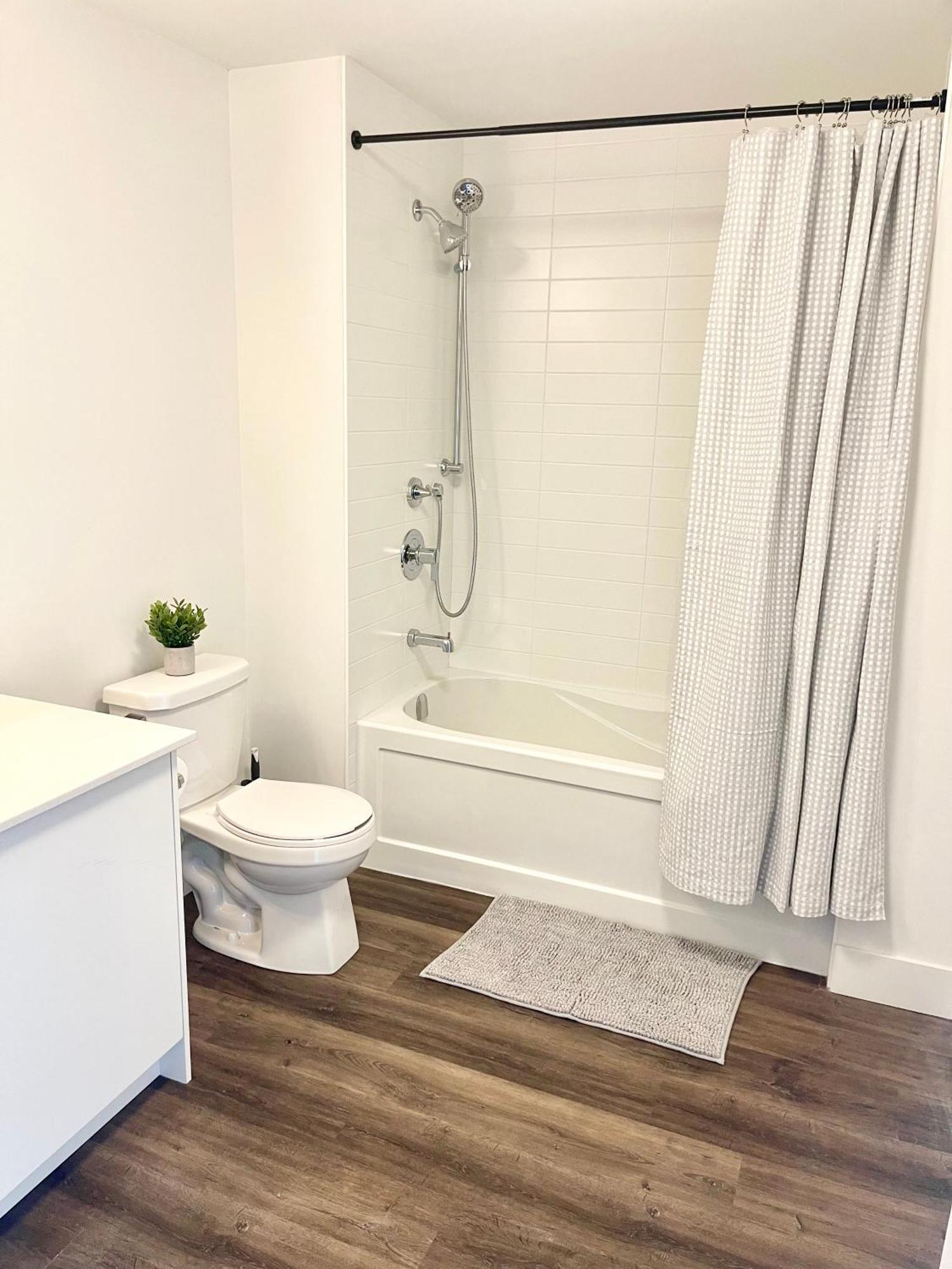 Modern Queen Room-private Bathroom *